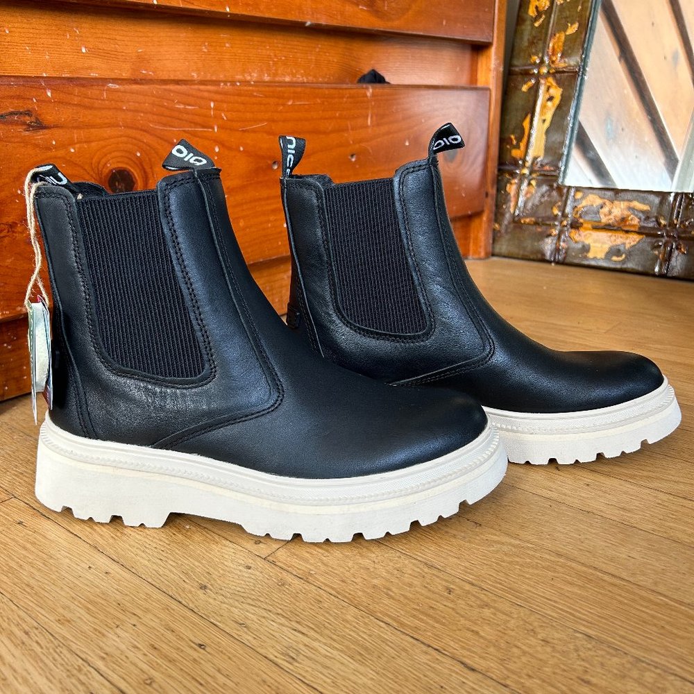 BIONICA Women's Chelsea Black LEATHER, water-proof boot , size 9, NWT